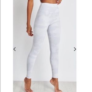Alo White Camo Vapor Leggins